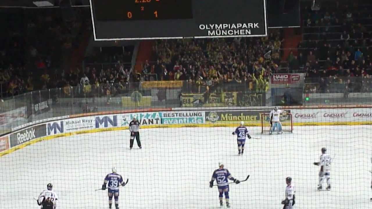 Wechselgesang und Laola mit Krefeld -  EHC M&uuml;nchen