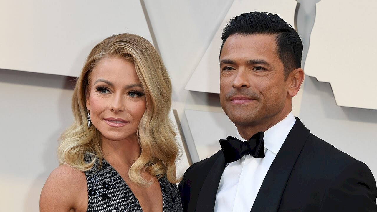 Kelly Ripa posts shirtless pic of husband Mark Consuelos: Youve been warned