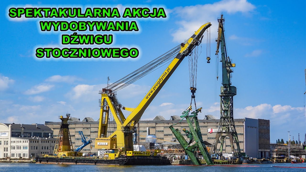 Widowiskowa akcja wydobywania dźwigu stoczniowego z kanału żeglugowego w Gdańsku.29.6.