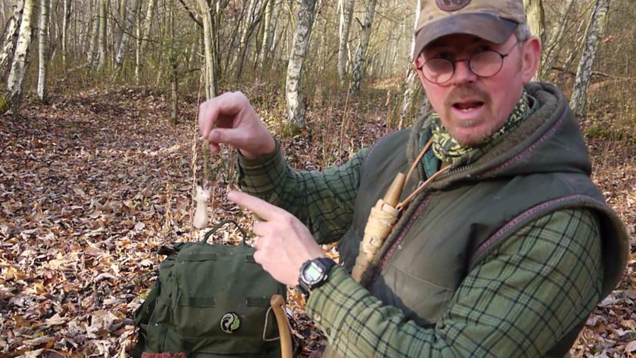 CARVING A CHRISTMAS STAG