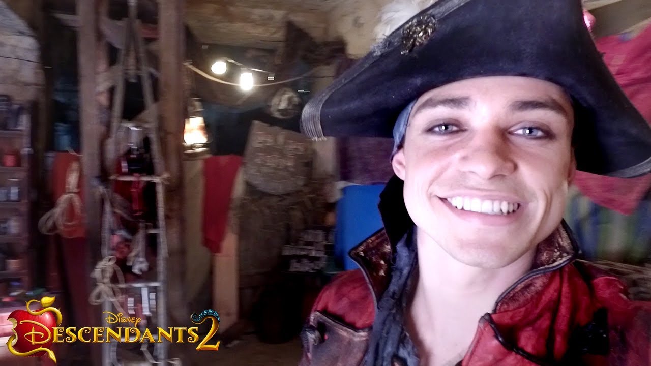 Isle of the Lost Set Tour with Thomas Doherty | Descendants 2