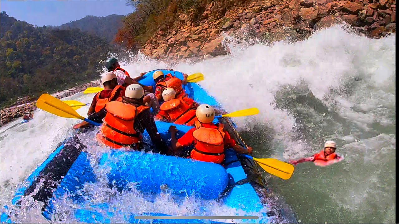 River Rafting in Rishikesh, Rafting Krna Pada Bhari | Dost Ki Bani Film 😰