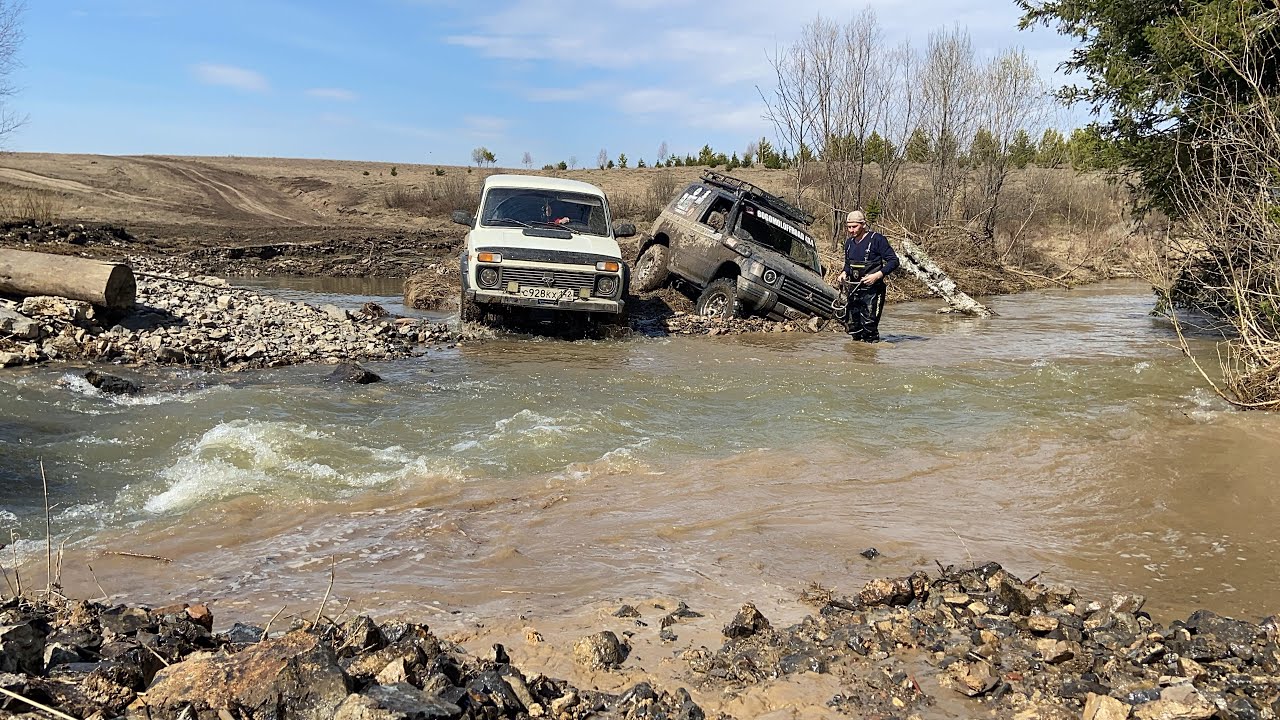Белая нива, Pajero и ещё одна нива)))