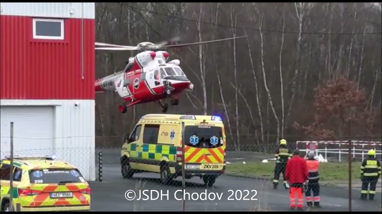 Hasiči Chodov (SO) - záchrana zavalené osoby, ulice Vintířovská, 19.1. 2022 (CzAF rescue helicopter)
