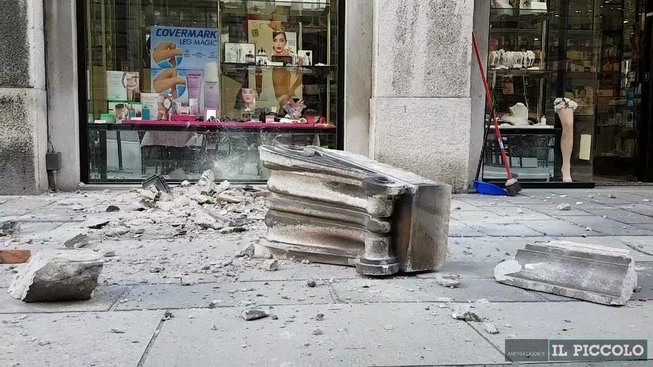 Crolla un capitello a Trieste: sfiorata una passante
