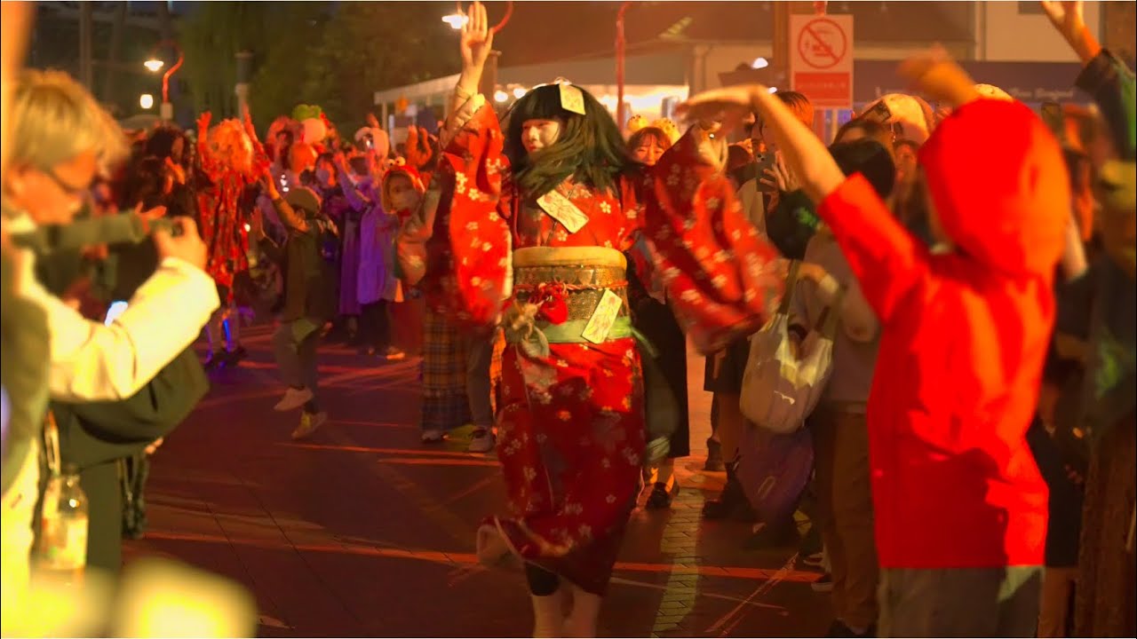 【USJ】超熱狂！日本人形ゾンビのado 唱ダンス