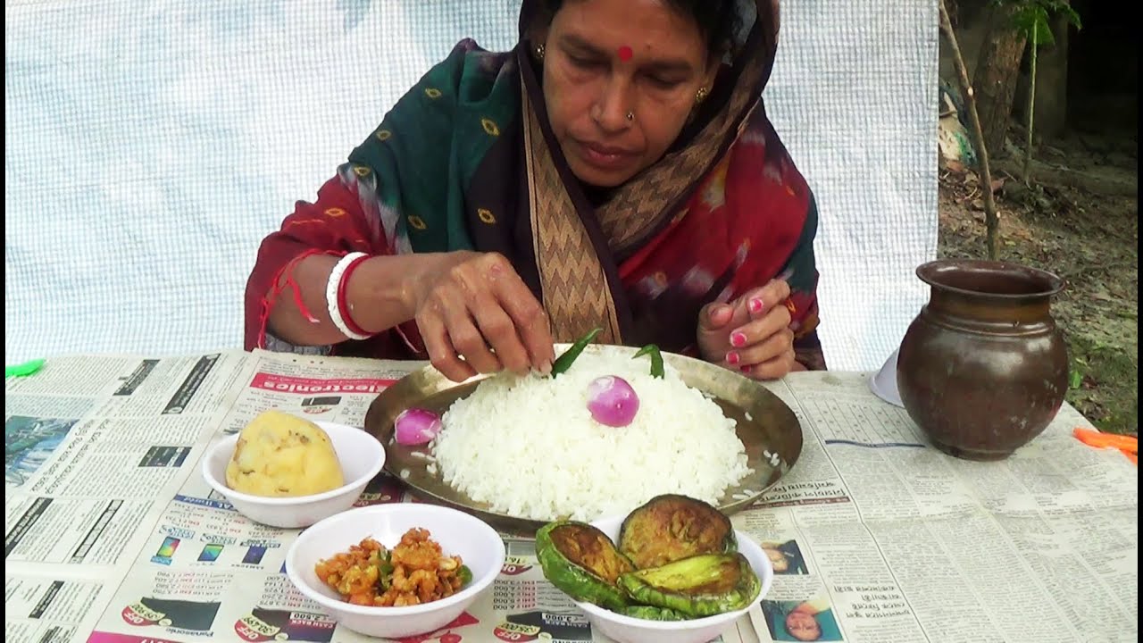 Panta Bhat Eating With Alu Makha, Chingri Makha, Begun Bhaja,Onion and Green Chilli.