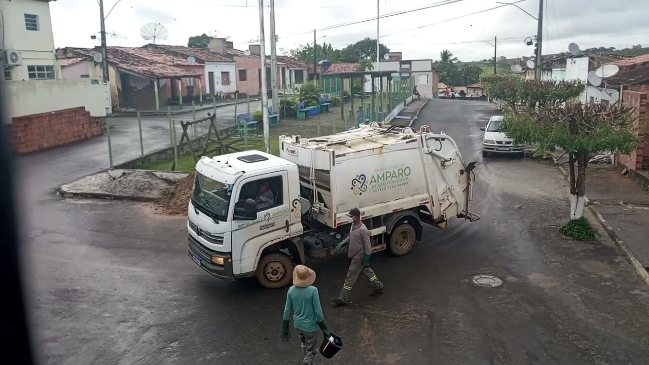 Caminhão de lixo de Amparo de São Francisco 