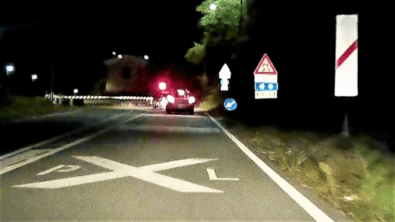 In attesa al passaggio a livello di Vallerana (AL) 