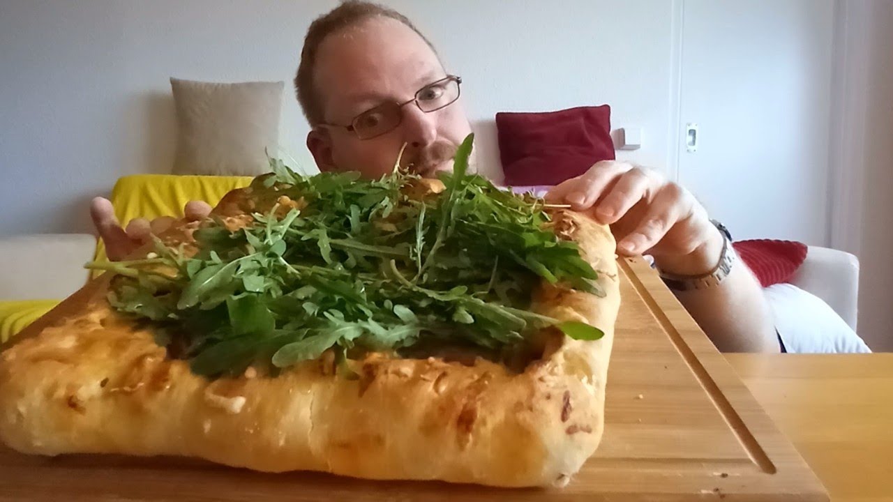 Selbstgemachte Käse Pizza mit Schinken-Pfeffer-Beisser Rand