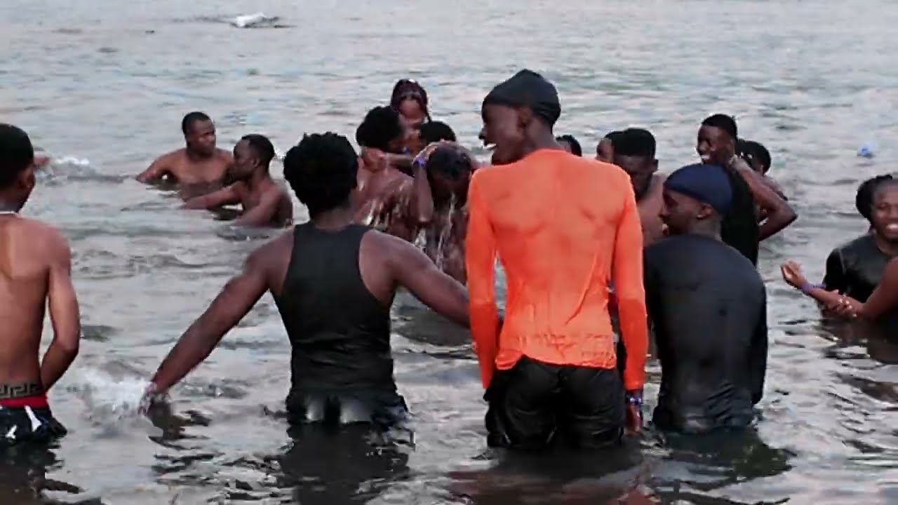 BEACH BOY CAUGHT LIVE ON CAMERA TAKING ADVANTAGE OF INNOCENT GIRL || Africa