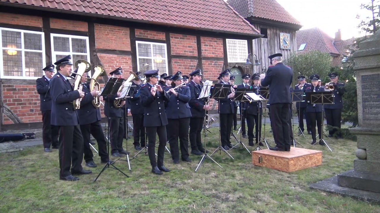 Oh du Fröhliche, gespielt vom FF Musikzug  Lachendorf vor der ca. 1250 erbauten Kapelle in Ahnsbeck