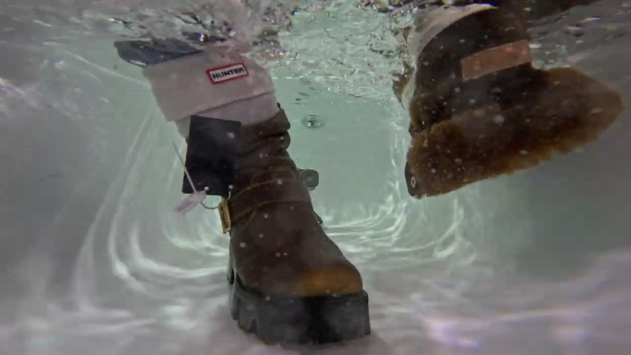TOUT HABILLE DANS LE BAIN - BOOTS BOGNER ET PRADA