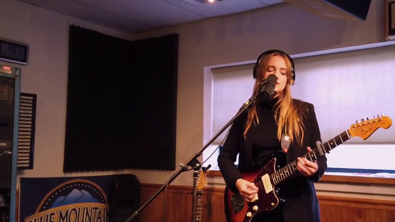 Madison Cunningham - Trouble Found Me (live on WNRN)