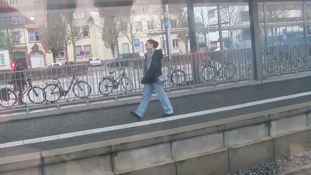 S bahn Rhein Neckar mit S6 von Oftersheim Ausfahrt über Schwetzingen Bahnhof Einfahrt und Ausfahrt b