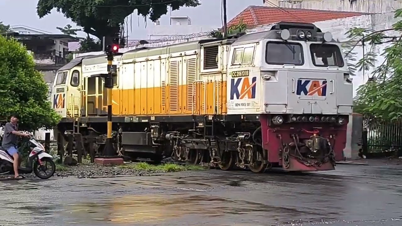 Palang Pintu Dan Kereta Api Area Stasiun Semut / Surabaya Kota