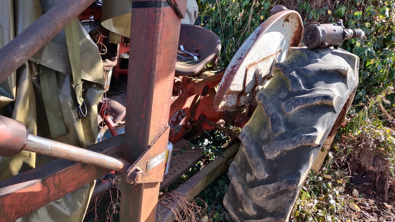 abandoned Ford 801 powermaster Tractor found In old farm hasn't ran since 90's!!!