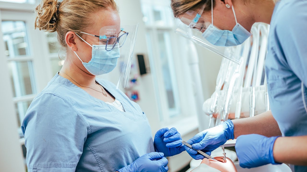 Mød kommende tandklinikassistent Julie fra Herningsholm