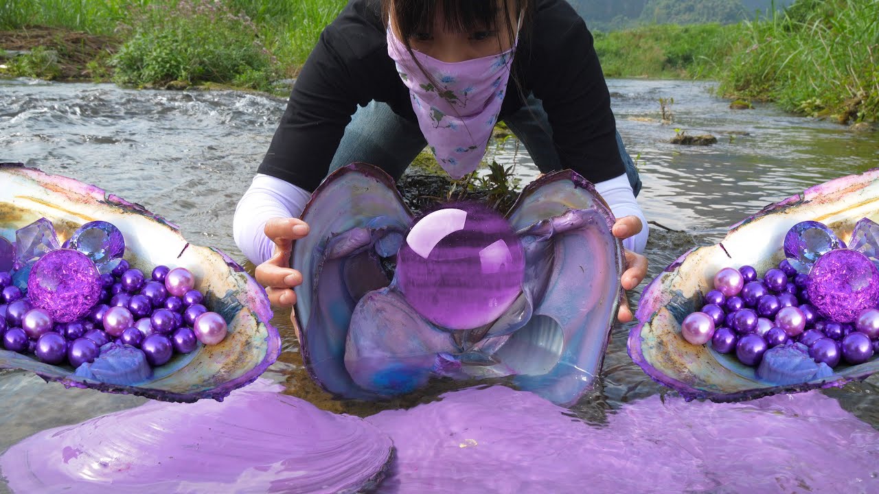 😲 Mystery of the Mutant Clam: Teen Uncovers Riverbed’s Ancient, Hidden Riches in Giant Shell!