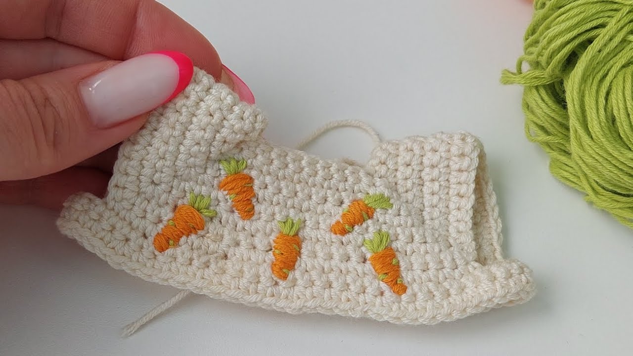 Вышивка морковки 🥕 на вязаном комбинезоне
