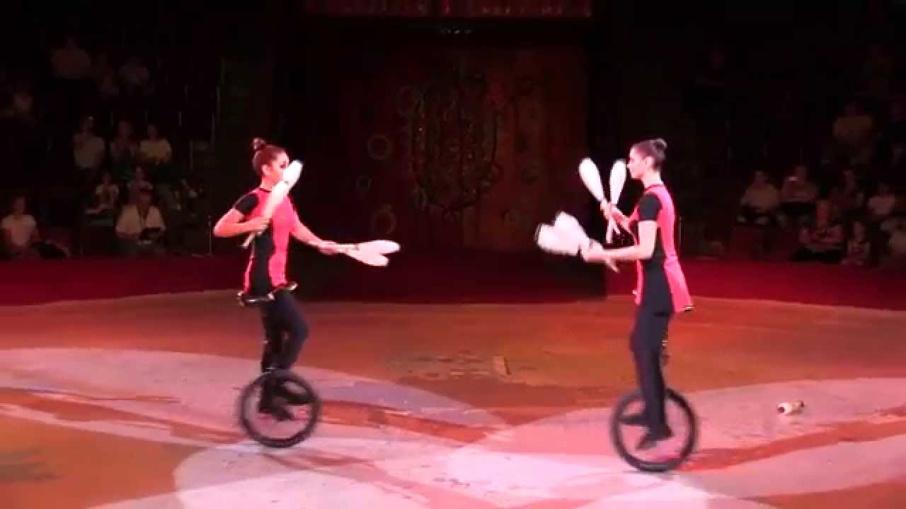 03 - Juggling on monocycles