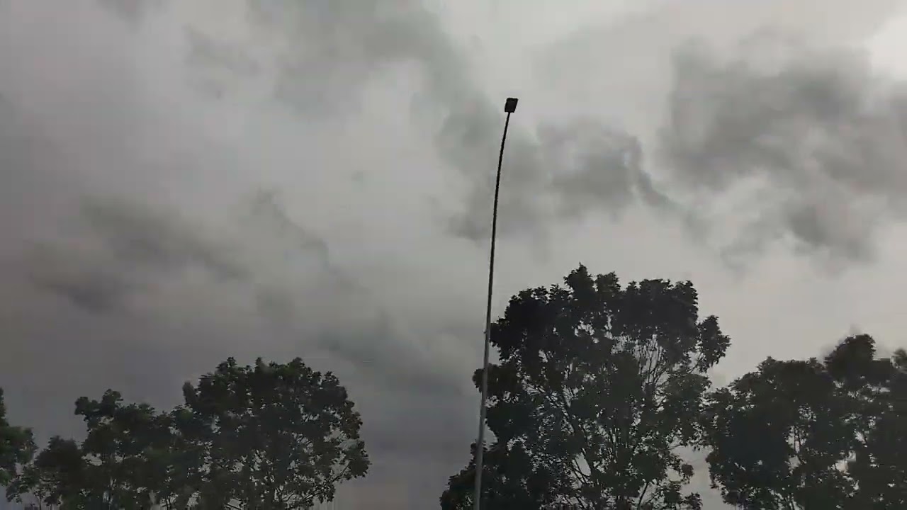 Lagu kenangan Ebiet G Ade lagu populer jaman dulu awan gelap hujan gerimis 