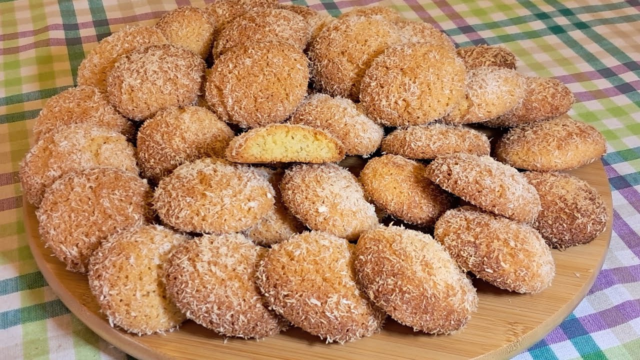 بلا تعقيد اسرع الذ واسهل اقراص جوز الهند بالسميد🥥حلوى سريعة حتى للمبتدئين😋✨️