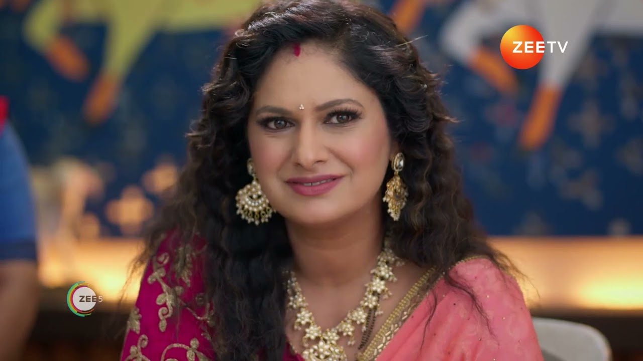 Vasudha | Sarika tries to humiliate Vasu in front of all.