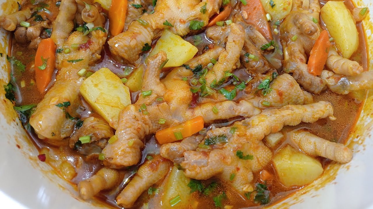Pé de Galinha Com Batata e Cenoura.