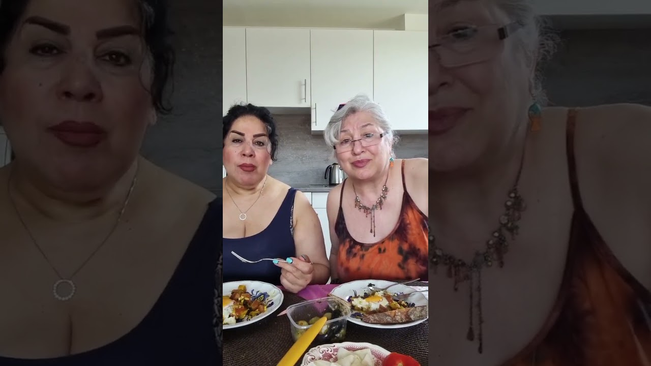 صبحانه ناهار امروز ما با شما 💞 املت باغچه ای با انواع سبزیجات و نون عالی شهرزاد و ... 🥕🥗🍰