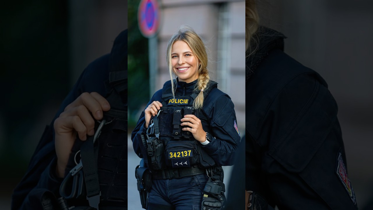 This policewoman stole a lot of hearts ❤️ #policewoman #police #streetphotography