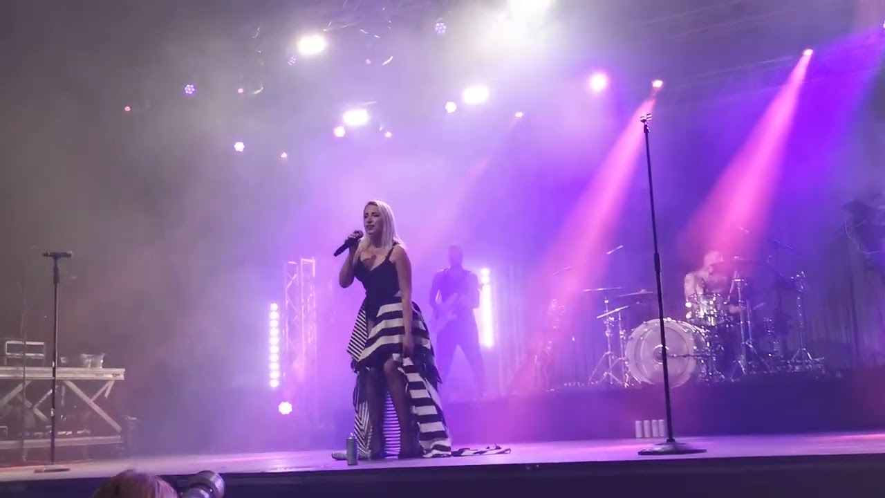 Romina Falconi La Suora live@Casto Divo Summer Tour