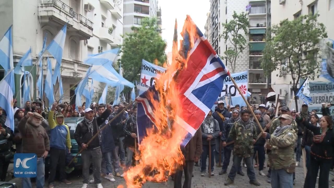 RAW:Argentine protesters burn UK national flag against its military drills on Malvinas