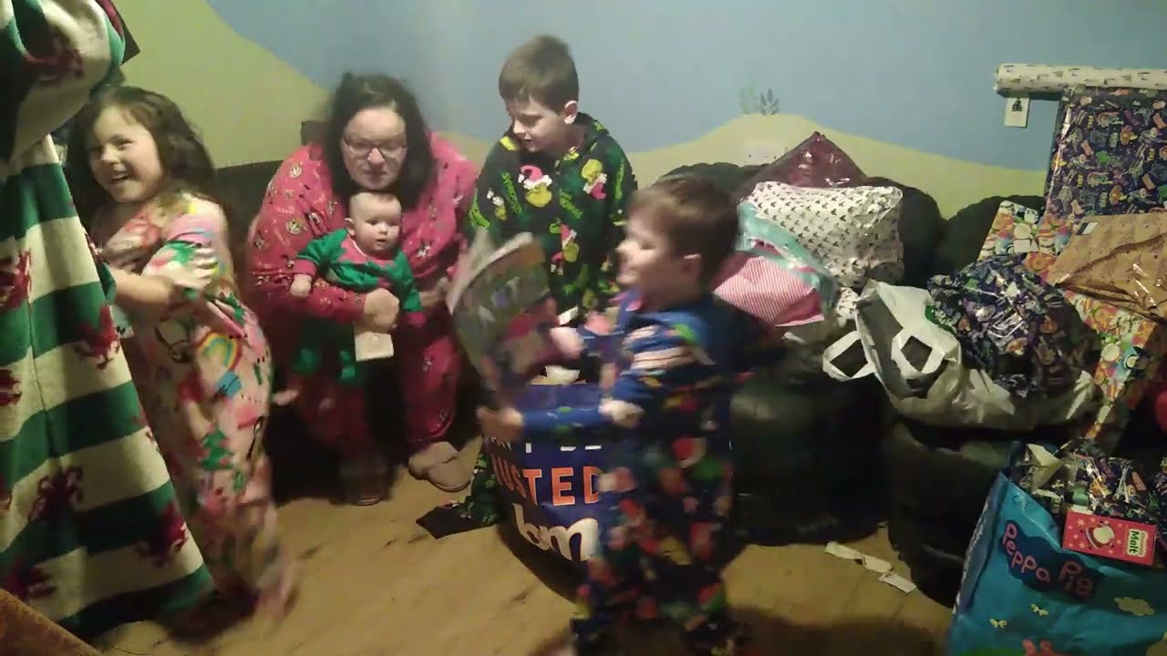 CHRISTMAS DAY  VLOG | OPENING  CHRISTMAS PRESENTS