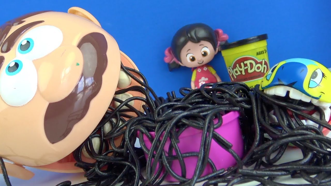 Play Doh Dentist wants to eat Black Noodle aç adam siyah makarna yiyor Niloya bebek ile hamur oyunu