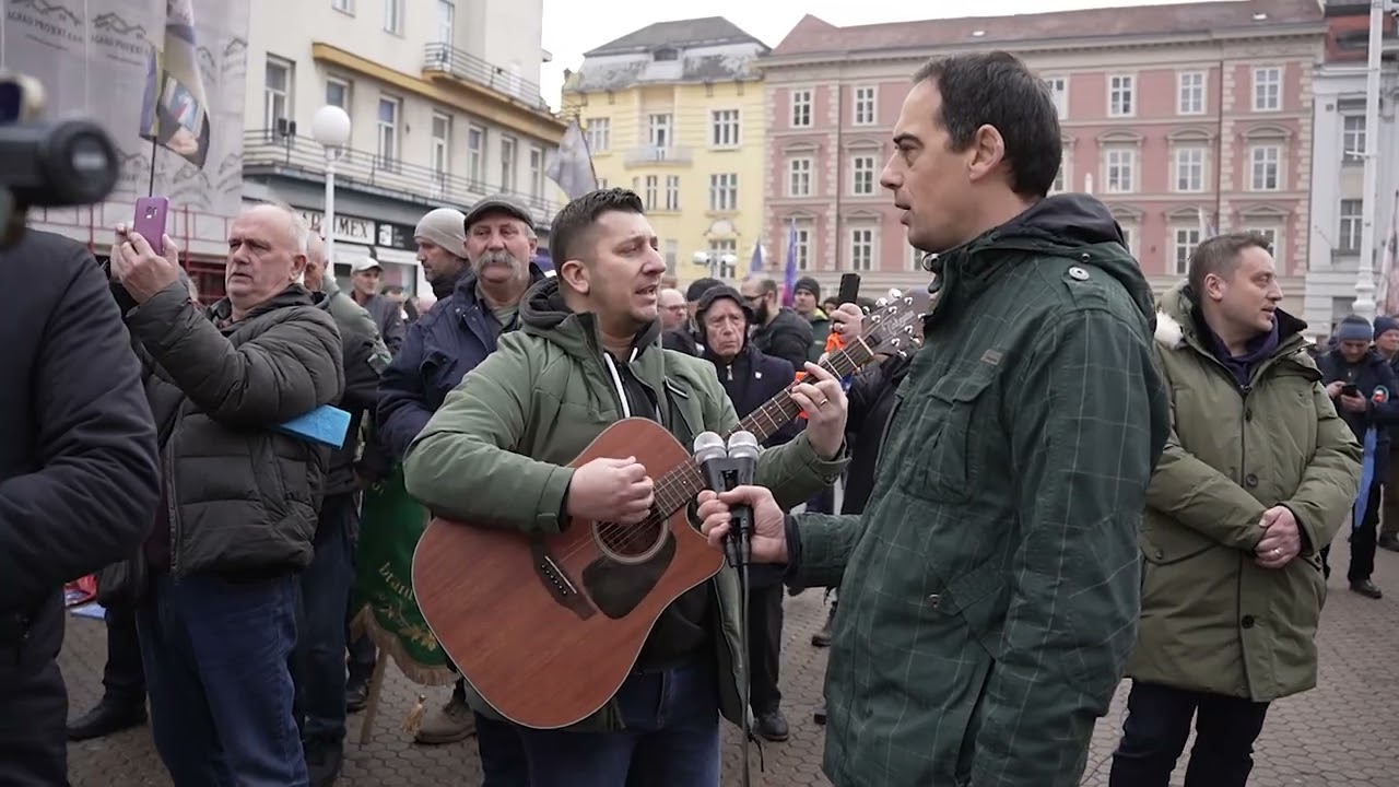 Muškarci na Trgu bana Jelačića pjevaju 