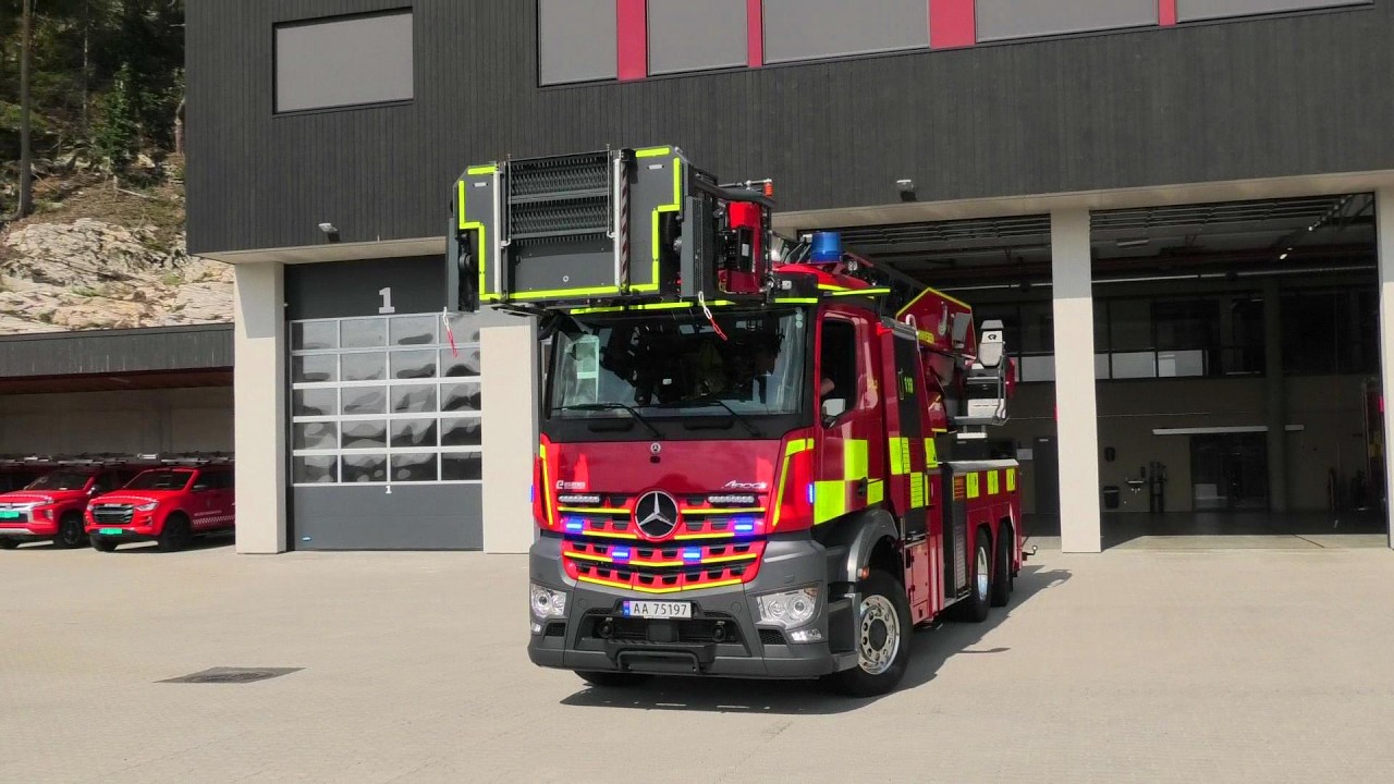 HALDEN BRANNVESEN (D111+D13) brannbil i utrykning feuerwehr einsatzfahrt fire truck respond