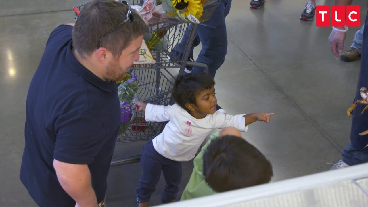 Will And Zoey Klein Meet A Live Crab At The Supermarket! | The Little Couple