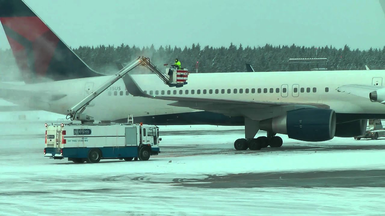 Delta B757 De-icing and Pushback [HD]