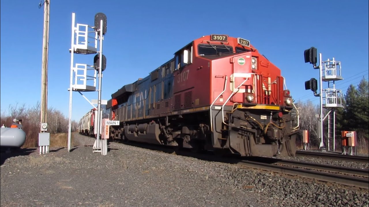 CN 3107 leads 42T W/ @Jacktrains332 11/16/25