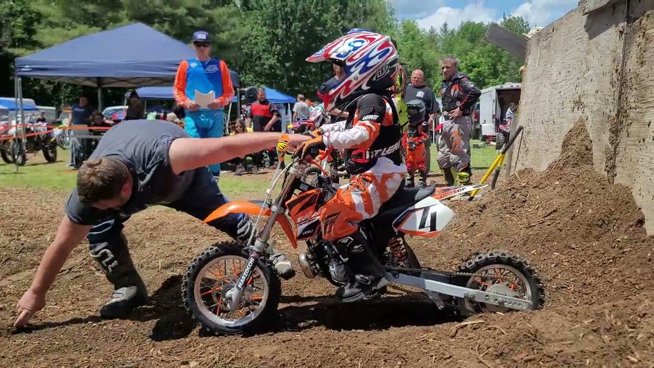 Дети от 4 до 6 лет: HILLCLIMB KTM 50 и YAMAHA PW50 в салоне Sporty's Iron Duke, Нью-Йорк, Америка...