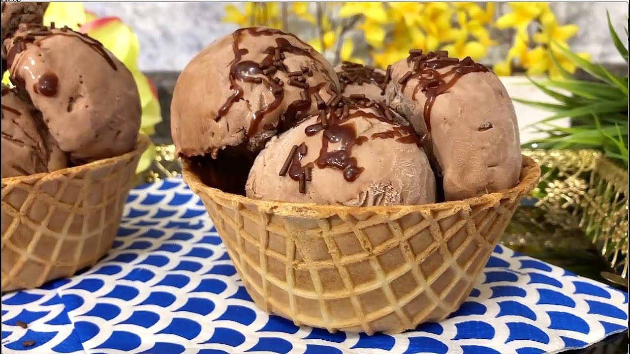بدقائق وبثلاث مكونات أطيب وأسهل آيسكريم بنكهة الشوكولاتا جربوه وبردوا قلوبكم بهذا الصيف الحار #١٣١