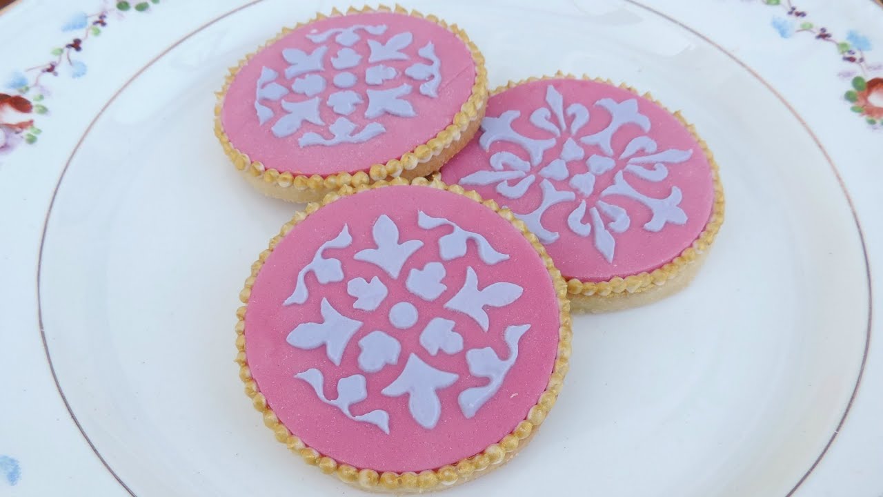 Galletas decoradas con fondant y glasa. Técnica del estarcido.