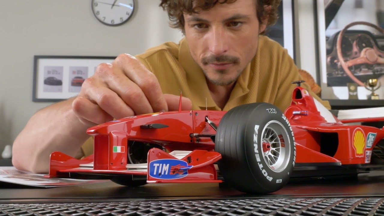 Build Schumacher&rsquo;s Ferrari F1 2000 in 1:8 scale