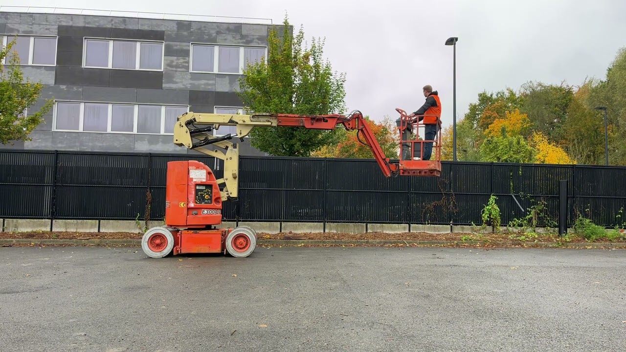 Used Articulated Boom Lift 2000 JLG E300AJP  | equippo.com |