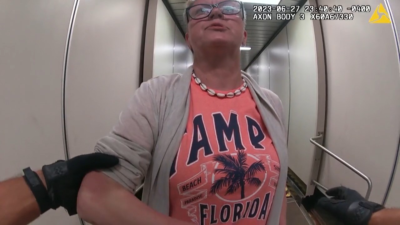 Пьяная женщина отказалась покинуть трап самолета Southwest после того, как ей отказали в посадке.