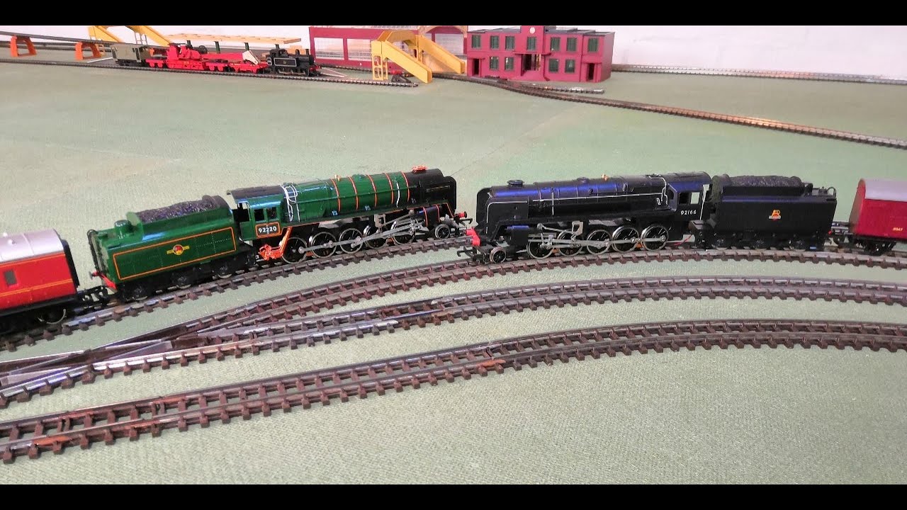Tri-ang Hornby 9F Running Session On The Main Super 4 Layout. Evening Star And Black B.R 9F Feature