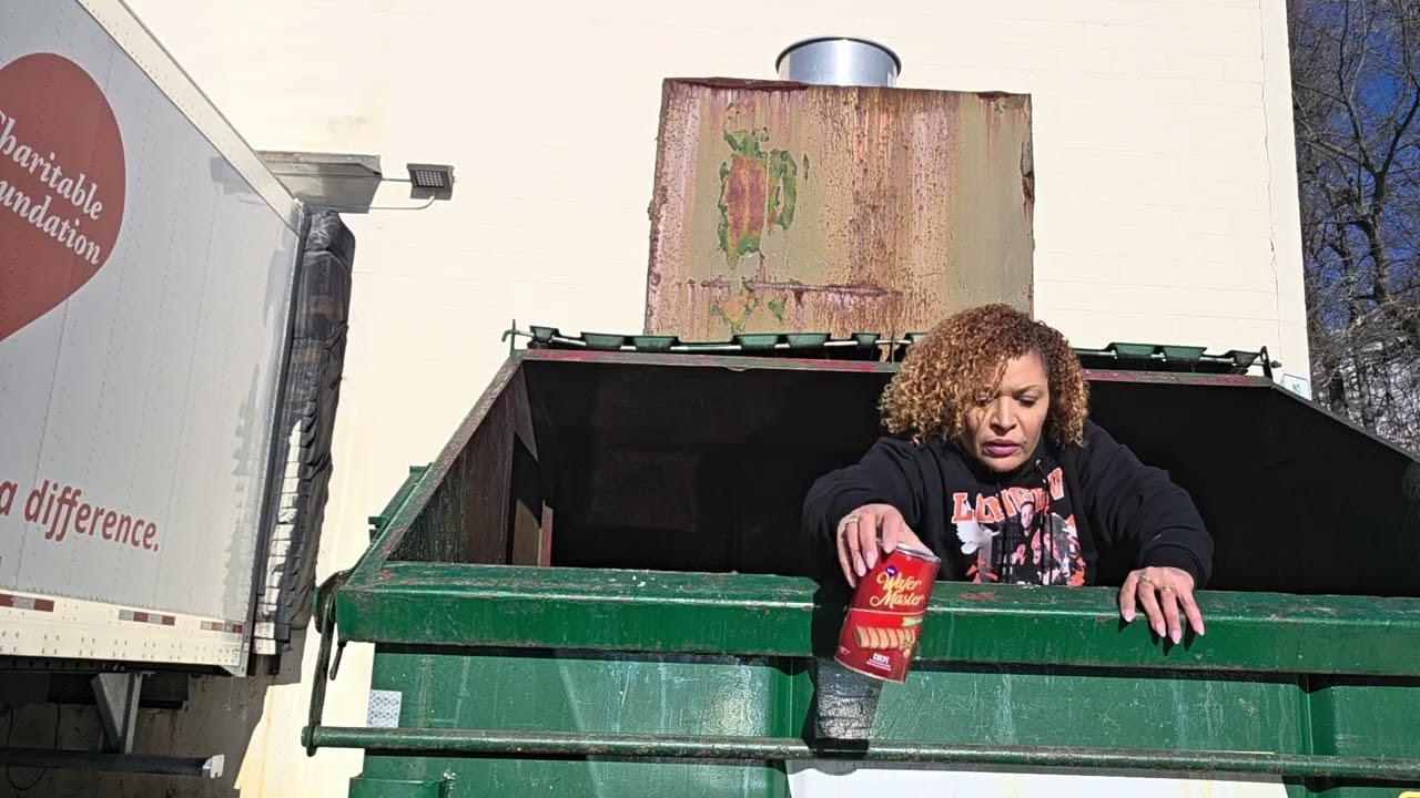 Comida de cachorro bom no dumpster,salvei tudo!lixo luxo.