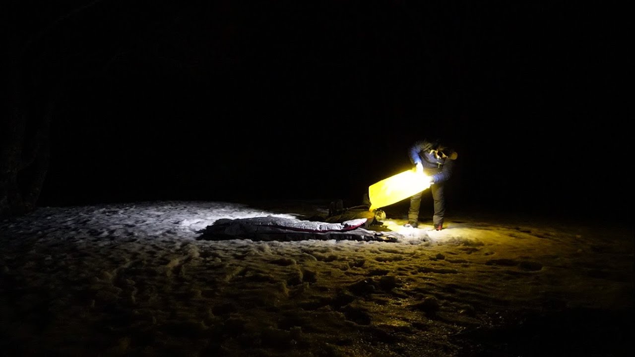 Bivacco invernale in montagna senza tenda e colazione su neve