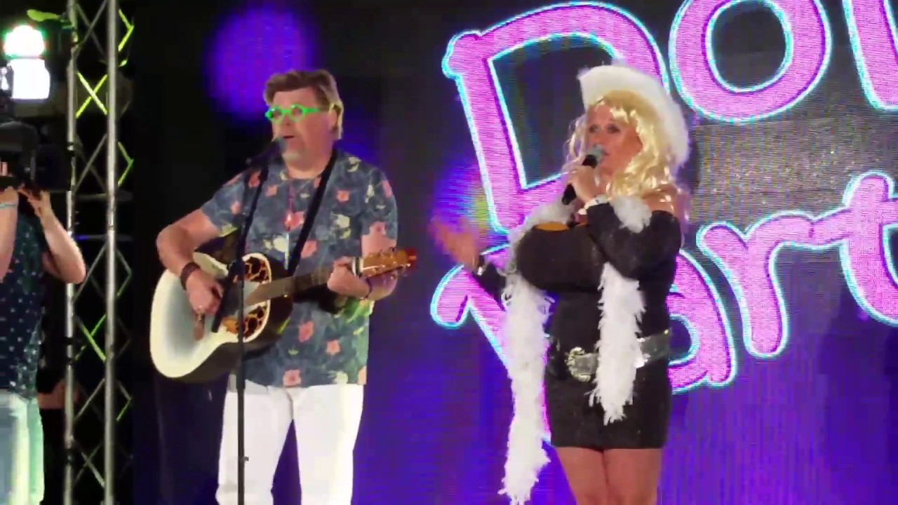 Dolly Parton ( Tineke Willems - Harten 10 ) & René Karst gaan 'LOS OP KOS'